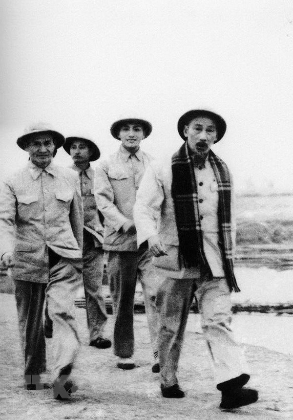 Phóng viên Võ Thế Ái của Việt Nam Thông tấn xã (đi sau Bác Hồ) tháp tùng Bác đi thăm công trình đập Thác Huống, Thái Nguyên, để viết tin, bài, tháng 12/1954. 