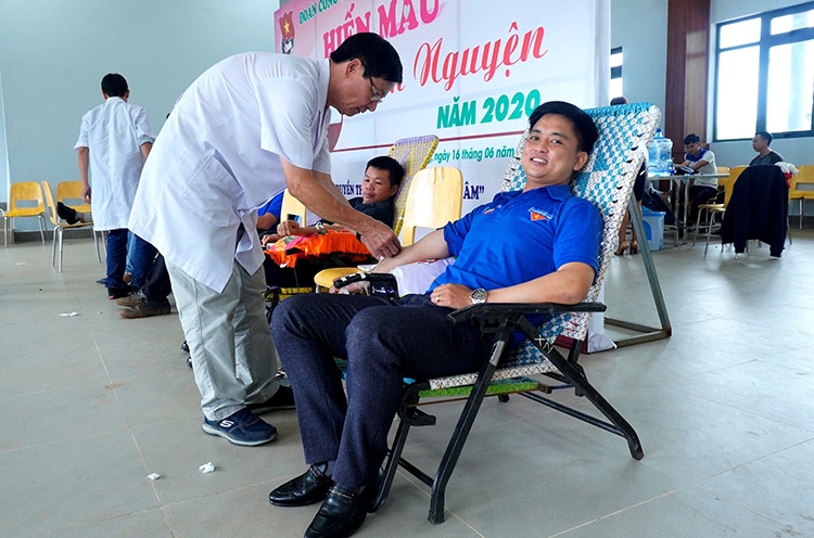 Đoàn viên, thanh niên Công ty Nhôm Lâm Đồng tham gia hiến máu tình nguyện