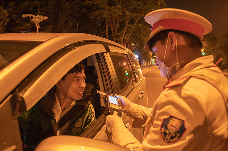 Lực lượng CSGT Công an thành phố Đà Lạt kiểm tra phương tiện giao thông đường bộ trên địa bàn thành phố Đà Lạt