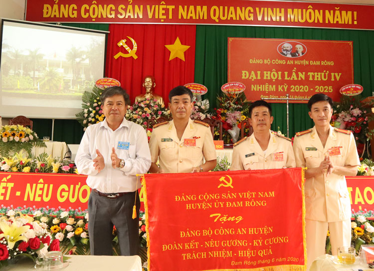 Đồng chí Bùi Văn Hởi - Chủ tịch UBND huyện chúc mừng Đại hội