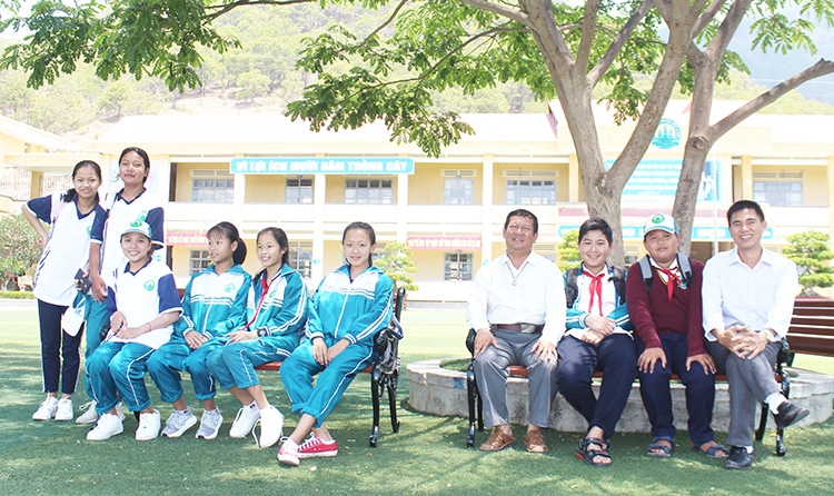Thầy giáo Trần Ngọc Minh (giữa) luôn quan tâm, sâu sát đối với học sinh và chú trọng xây dựng nhà trường đổi mới toàn diện