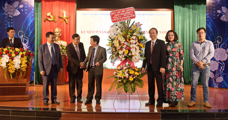 Lãnh đạo tỉnh tặng lẵng hoa chúc mừng kỷ niệm 95 năm ngày Báo chí Cách mạng Việt Nam
