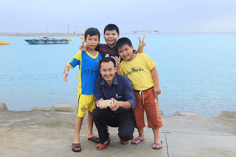 Phóng viên Báo Lâm Đồng với những cậu bé trên đảo Sinh Tồn