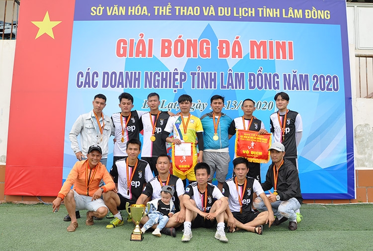 Các thành viên trong CLB Dalat Sport vừa giành chức vô địch tại Giải Bóng đá mini các doanh nghiệp Lâm Đồng 2020.