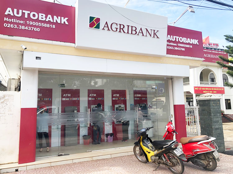 Máy gửi - rút tiền tự động Autobank đặt tại Hội sở số 693 Quốc lộ 20, thị trấn Liên Nghĩa, huyện Đức Trọng
