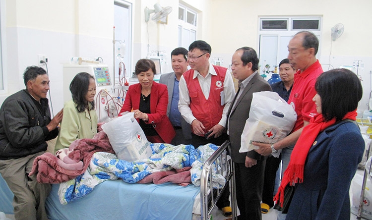Trưởng Ban Dân vận Tỉnh ủy Nguyễn Thị Lệ cùng Hội Chữ thập đỏ tỉnh tặng quà tết năm 2020 cho bệnh nhân Khoa Lọc máu Bệnh viện Đa khoa Lâm Đồng