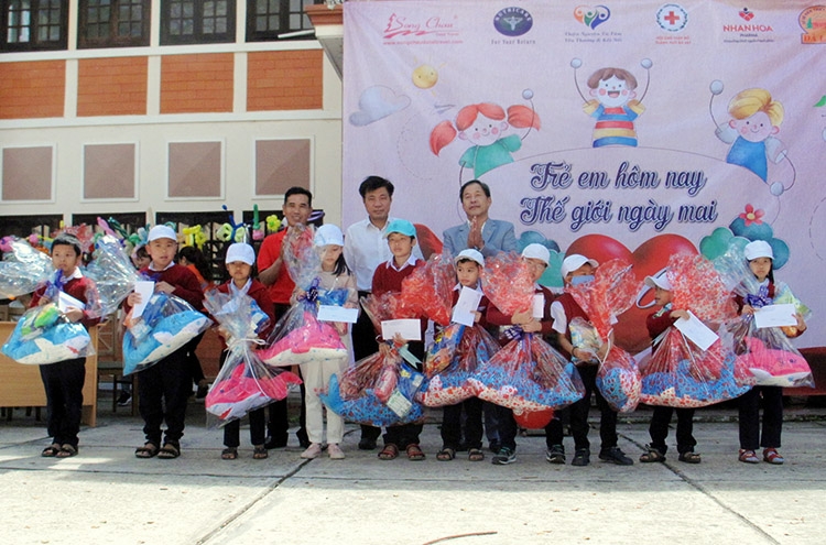 Lãnh đạo UBND thành phố Đà Lạt, Hội CTĐ Đà Lạt và Công ty TNHH MTV Xổ số Kiến thiết Lâm Đồng trao học bổng cho trẻ em nghèo vượt khó dịp Tết thiếu nhi năm 2020
