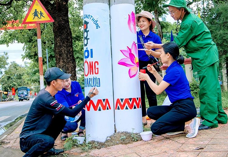 Đoàn viên, thanh niên thị trấn Đạ Tẻh tham gia thực hiện Công trình “Thay áo mới cho cột điện” trên địa bàn
