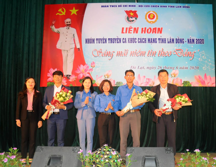 Ban Tổ chức tặng hoa cho Ban Giám khảo Liên hoan