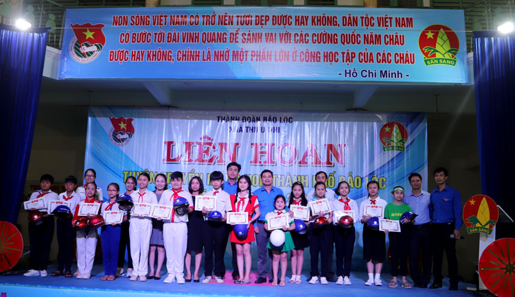 Ban tổ chức trao giải cho các đội đạt thành tích cao tại Liên hoan Tuyên truyền măng non TP Bảo Lộc năm học 2019 – 2020