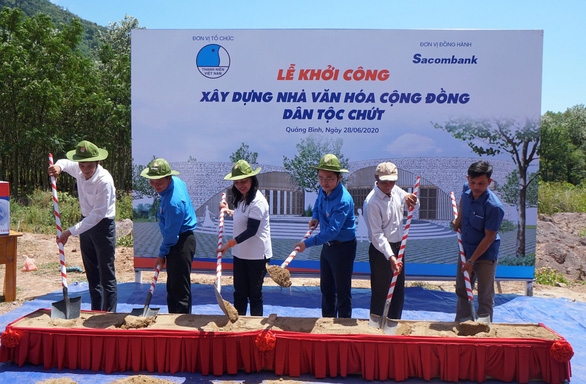 Lễ khởi công xây dựng Nhà văn hóa cộng đồng dân tôc Chứt - Ảnh: SCB