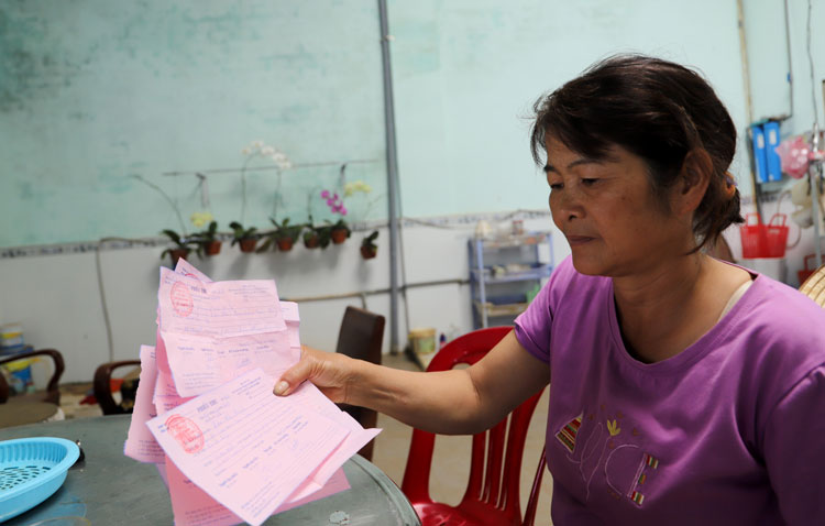 Bà Lâm Thị Hạnh phản ánh sự việc cùng số phiếu thu tiền thuê quầy sạp của Công ty Nam Bộ