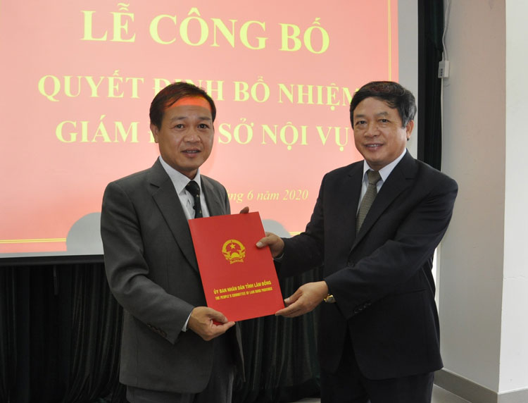 Chủ tịch UBND tỉnh Lâm Đồng Đoàn Văn Việt trao quyết định bổ nhiệm ông Trần Hồng Quyết