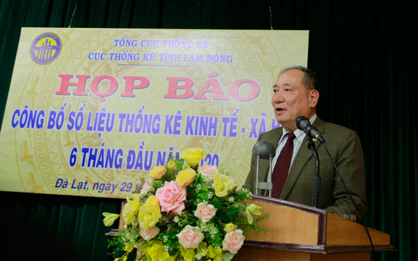 Ông Nguyễn Tấn Châu – Cục trưởng Cục Thống kê giới thiệu các chỉ tiêu kinh tế - xã hội