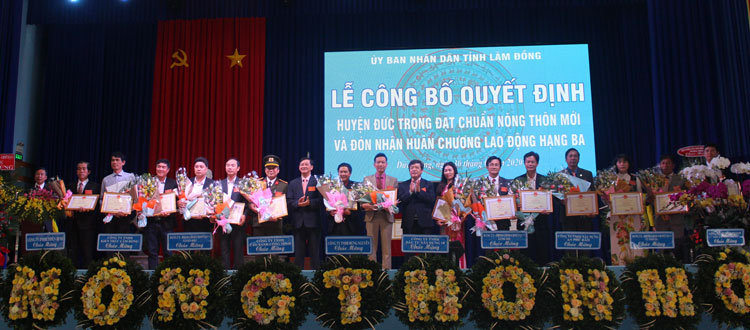 Đồng chí Đoàn Văn Việt và đồng chí Trần Đức Quận trao Bằng khen cho các tập thể có thành tích xuất sắc trong chương trình xây dựng NTM