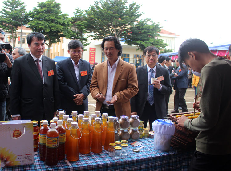 Đồng chí Phạm S – Phó Chủ tịch UBND tỉnh cùng các đại biểu tham quan các mô hình triển lãm, trưng bày các sản phẩm công nghiệp, nông nghiệp của địa phương