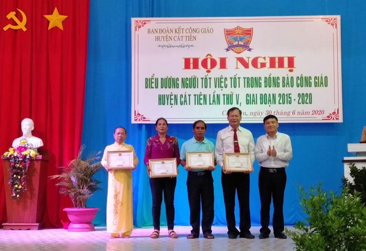 Lãnh đạo huyện Cát Tiên khen thưởng các cá nhân có thành tích xuất sắc trong đồng bào Công giáo trên địa bàn huyện giai đoạn 2015 – 2020