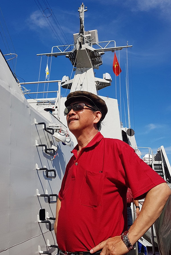 Nhạc sĩ Trần Khánh Nam trong một lần đi thực tế tại Vùng 4 Hải quân