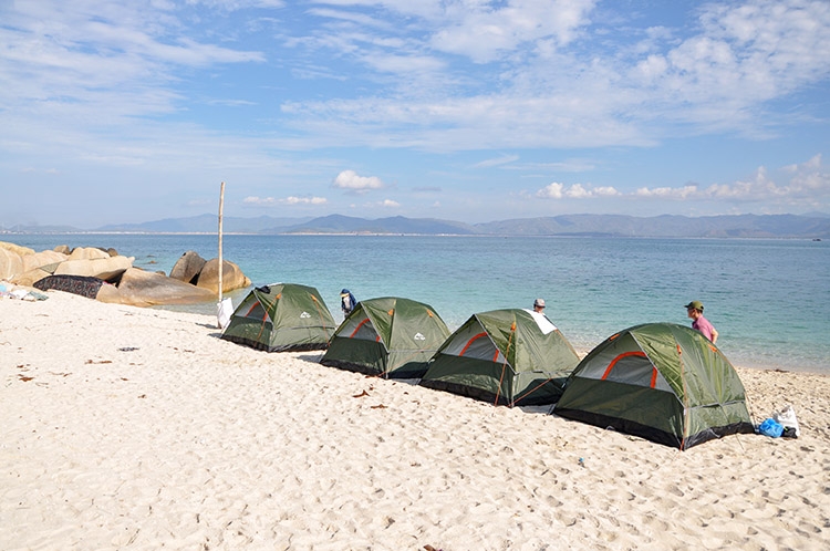 Du khách cắm trại ngủ đêm trên bãi cát ven biển