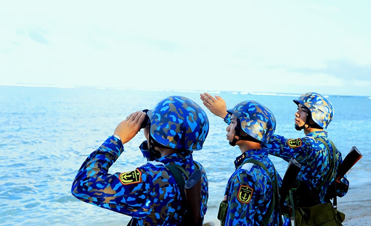 Những người lính Hải quân đảo Sơn Ca tuần tra canh gác bảo vệ chủ quyền biển đảo Tổ quốc. Ảnh: Khánh Phúc