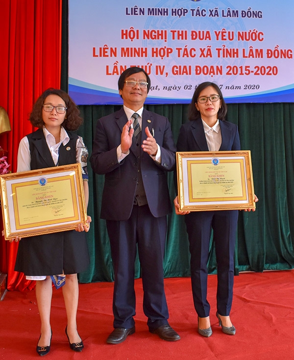 Ông Bùi Quang Tùng, Chủ tịch Liên minh HTX Lâm Đồng trao thưởng cho điển hình tiên tiến cấp tỉnh giai đoạn 2015- 2020