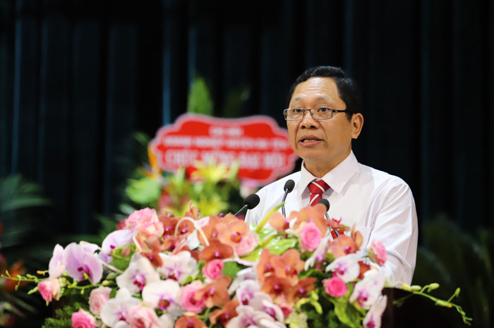 Đồng chí Nguyễn Văn Tuyên - Trưởng Ban Dân vận Huyện ủy, Chủ tịch UBMTTQ Việt Nam huyện phát biểu tham luận