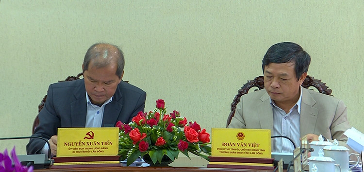 Bí thư Tỉnh ủy Nguyễn Xuân Tiến và Chủ tịch UBND tỉnh Đoàn Văn Việt tại Hội nghị trực tuyến.
