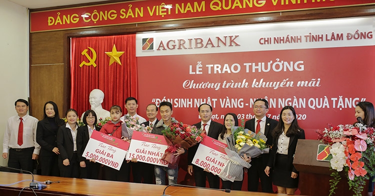 Lãnh đạo, cán bộ Agribank Lâm Đồng chung vui cùng khách hàng trúng thưởng