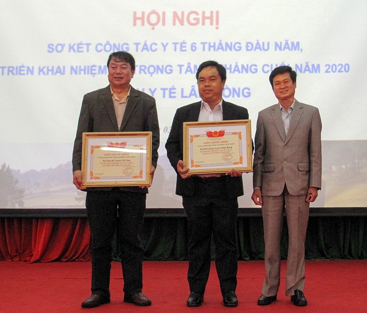 Trao quyết định của UBND tỉnh Lâm Đồng công nhận 3 xã thuộc 2 huyện Di Linh và Đam Rông đạt Bộ tiêu chí Quốc gia về Y tế xã giai đoạn đến năm 2020