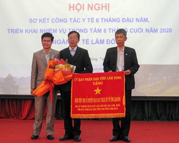 Trao Cờ của UBND tỉnh cho Bệnh viện YHCT Phạm Ngọc Thạch Lâm Đồng xuất sắc dẫn đầu khối thi đua tuyến tỉnh trực thuộc Sở Y tế