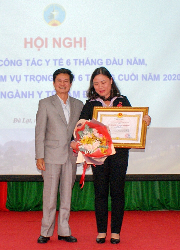 Lãnh đạo Sở Y tế tỉnh trao Huân chương Lao động hạng Ba của Chủ tịch nước cho bà Nguyễn Thị Hiếu Hòa - Giám đốc Trung tâm Y tế Đà Lạt