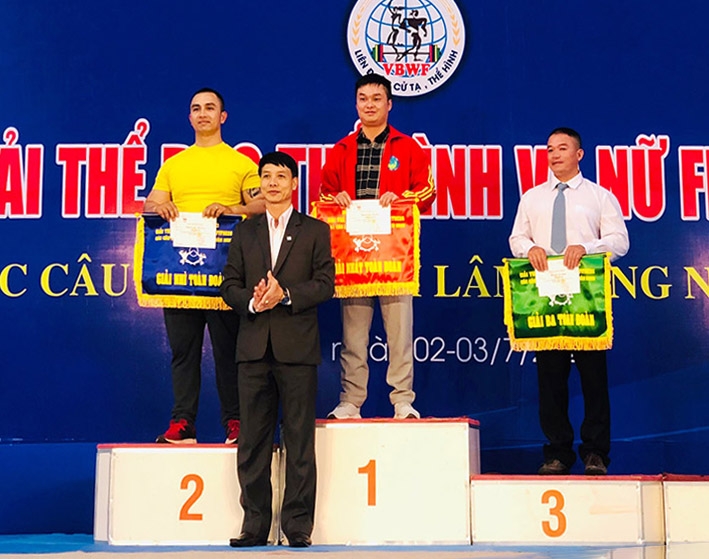 Ông Nguyễn Tiến Hải - Phó giám đốc Sở Văn hóa Thể thao và Du lịch Lâm Đồng trao giải toàn đoàn cho 3 đội dẫn đầu