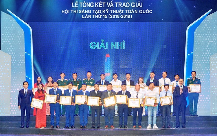 Công ty Nhôm Lâm Đồng nhận giải Nhì Hội thi Sáng tạo kỹ thuật toàn quốc lần thứ 15 tại Hà Nội