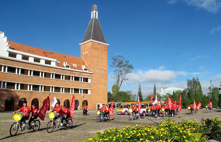 Các tình nguyện viên Hành trình Đỏ diễu hành xe đạp đôi