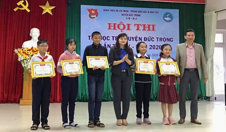 Bà Nguyễn Thị Định - Bí thư Huyện Đoàn và ông Thái Quốc Hoàn - Trưởng Phòng Giáo dục Đào tạo huyện Đức Trọng, trao phần thưởng cho các em đạt giải