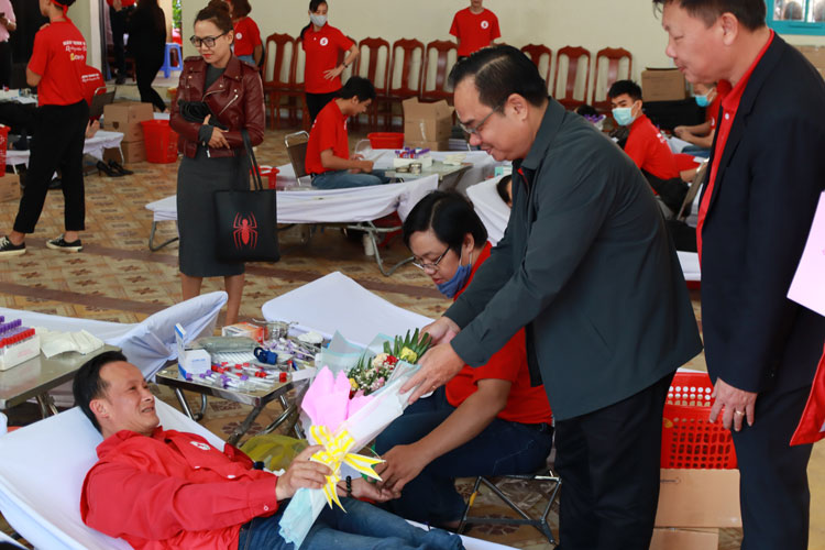 Lãnh đạo Hội CTĐ Việt Nam và tỉnh tặng hoa cho người HMTN
