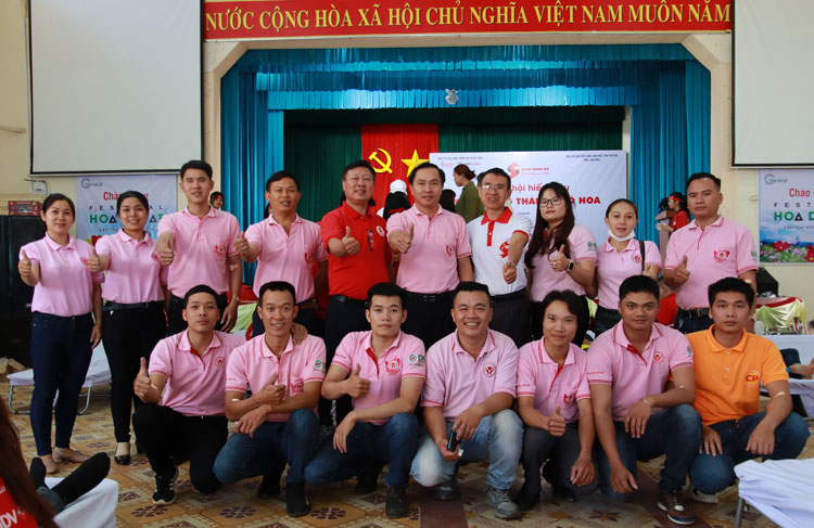 Người lao động của Công ty Cổ phần chăn nuôi Việt Nam CP chi nhánh Lâm Đồng - đơn vị tài trợ Hành trình Đỏ, tham gia HMTN