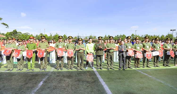 Lãnh đạo Bộ Công an và tỉnh Lâm Đồng tặng cờ lưu niệm cho các đội thi