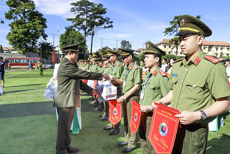 Giám đốc Công an tỉnh Lâm Đồng Lê Vinh Quy tặng cờ lưu niệm cho các đội
