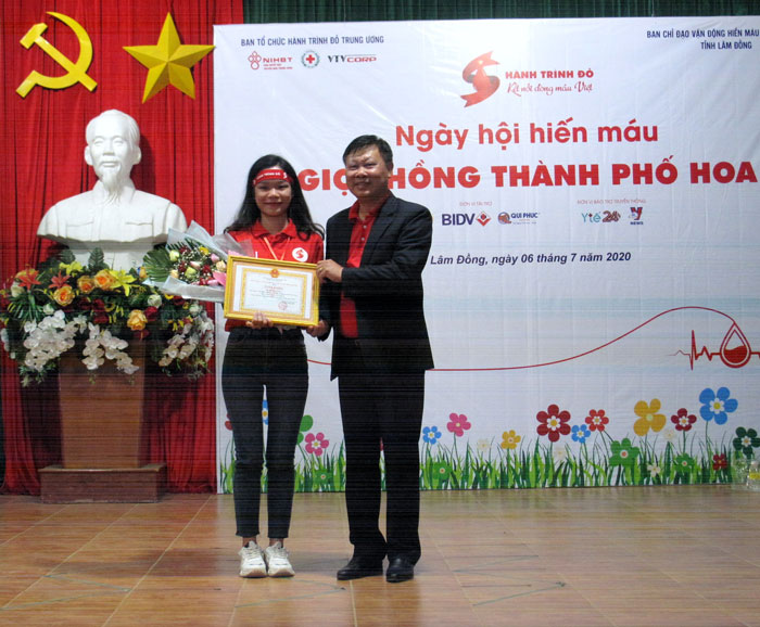 Chủ tịch Hội CTĐ Lâm Đồng trao giấy khen cho chị Đỗ Thị Thúy - Trưởng Ban điều phối Hành trình Đỏ, Chủ nhiệm CLB Hành trình Đỏ -Kết nối yêu thương
