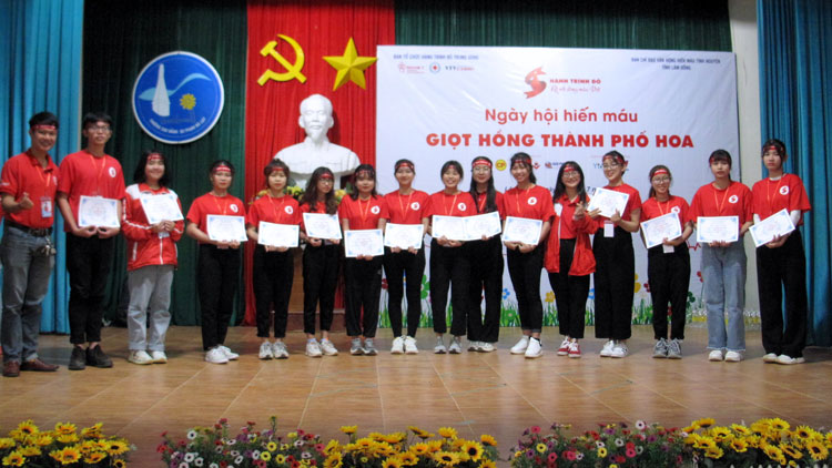 Hội CTĐ Lâm Đồng trao chứng nhận cho các tình nguyện viên Hành trình Đỏ