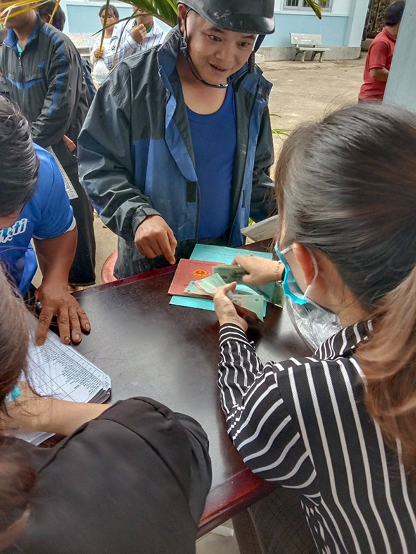 Người dân thuộc nhóm đối tượng hộ nghèo, hộ cận nghèo được chi trả bị ảnh hưởng do dịch COVID - 19 tại huyện Đam Rông 