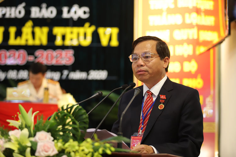 Đồng chí Nguyễn Văn Triệu – Bí thư Thành ủy Bảo Lộc khóa V trình bày diễn văn khai mạc Đại hội
