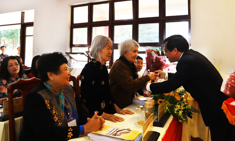 Đồng chí Nguyễn Văn Triệu, thay mặt Đại hội tặng quà Mẹ Việt Nam Anh hùng