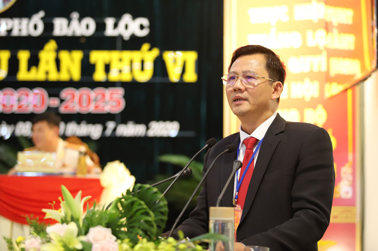 Đồng chí Đoàn Kim Đình – Chủ tịch UBND thành phố Bảo Lộc, thay mặt Đoàn Chủ tịch trình bày báo cáo kiểm điểm của Ban Chấp hành Đảng bộ thành phố khóa V 