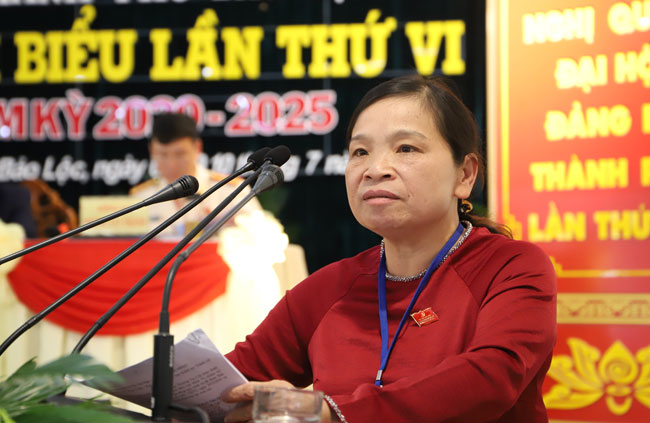 Đồng chí Nguyễn Thị Hạnh thay mặt Đoàn chủ tịch, hướng dẫn một số nội dung trong quy chế bầu cử theo Điều lệ Đảng