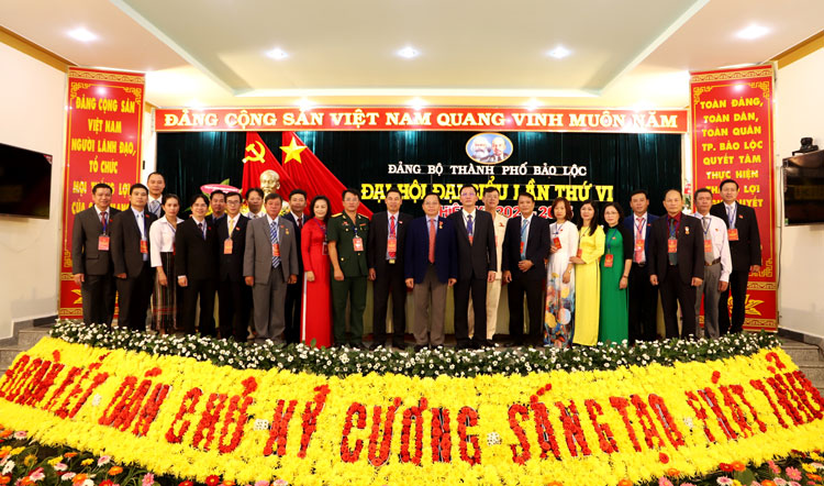 Đoàn đại biểu dự Đại hội Đảng bộ tỉnh Lâm Đồng lần thứ XI ra mắt Đại hội
