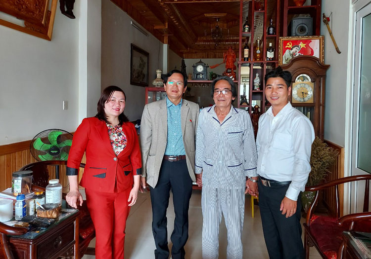 Đoàn công tác của Đảng ủy Khối các cơ quan tỉnh thăm Anh hùng Lực lượng Vũ trang Nhân dân Mai Thanh Minh