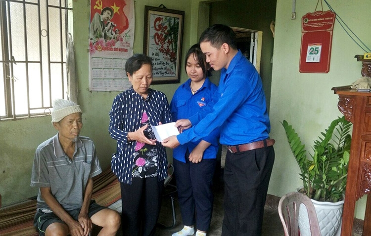  ĐVTN thăm hỏi, tặng quà gia đình chính sách tại xã Đại Lào (TP Bảo Lộc)