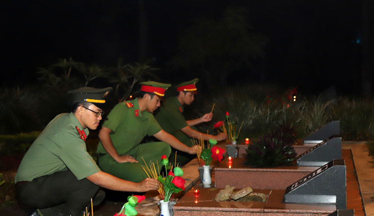 Cán bộ, chiến sĩ Công an TP Bảo Lộc thắp nến, dâng hương phần mộ các anh hùng, liệt sỹ